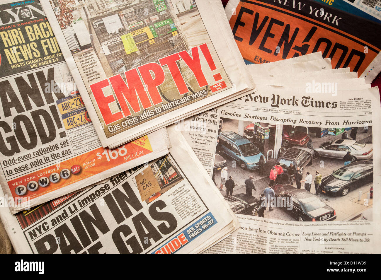 Die Abdeckungen der lokalen New Yorker Zeitungen berichten über Gasleitungen und Benzin Engpässe im Zuge der Hurrikan Sandy Stockfoto