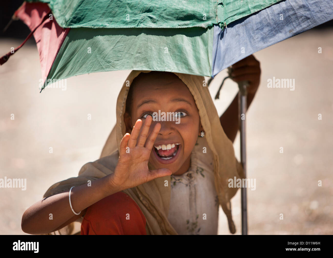 Porträt eines jungen Mädchens der äthiopischen unter ihrem Sonnenschirm winken in die Kamera, Harar, Äthiopien Stockfoto