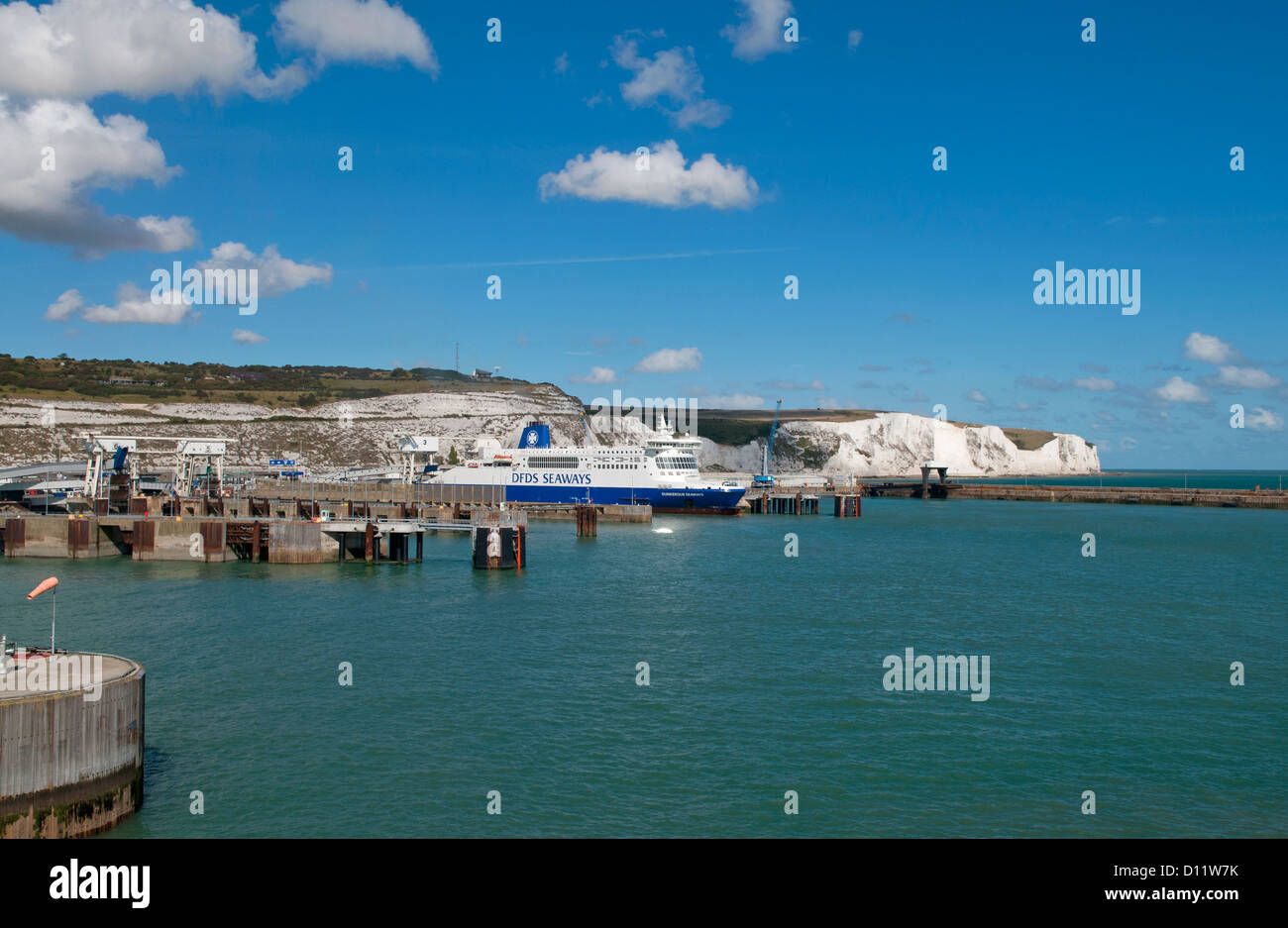 DFDS Seaways Autofähren in den Hafen von Dover, Kent, an der Südküste von England Stockfoto