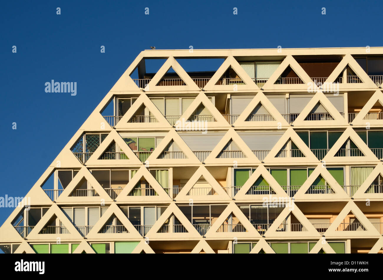Dreieckige Fenstermuster und Betonrahmen von Les Voiles Blanches Apartments in La Grande-Motte Neustadt oder Resort Town Hérault Frankreich Stockfoto