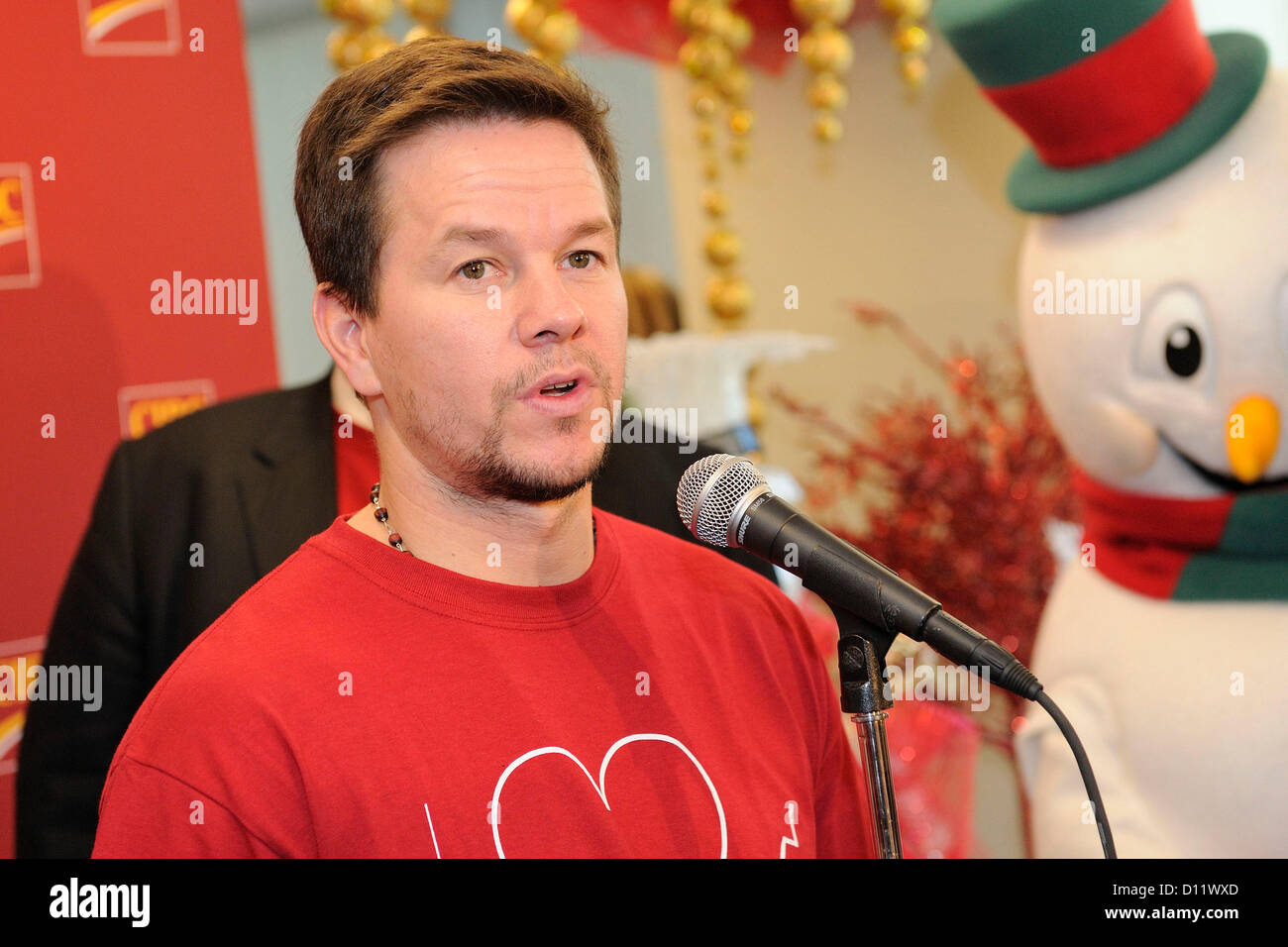 5. Dezember 2012. Toronto, Kanada. Hollywood-Star Mark Wahlberg schließt sich Händler an CIBC Handelsraum für den jährlichen CIBC Wunder Tag zu Fonds für Kinderhilfswerk in Kanada zu erhöhen.  (DCP/N8N) Stockfoto