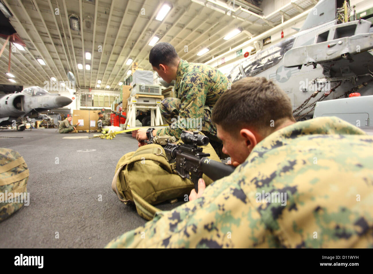 USS IWO JIMA, Mittelmeer (4. Dezember 2012) - Marines mit Bravo Company, Battalion Landing Team 1. Bataillon, 2. Marine Re Stockfoto