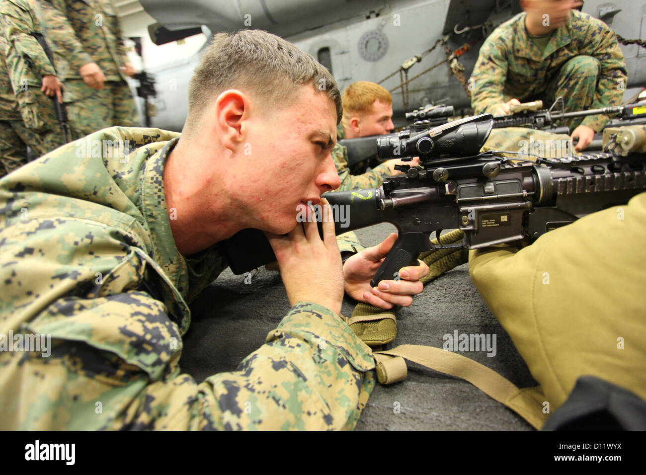 USS IWO JIMA, Mittelmeer (4. Dezember 2012) - Marines mit Bravo Company, Battalion Landing Team 1. Bataillon, 2. Marine Re Stockfoto