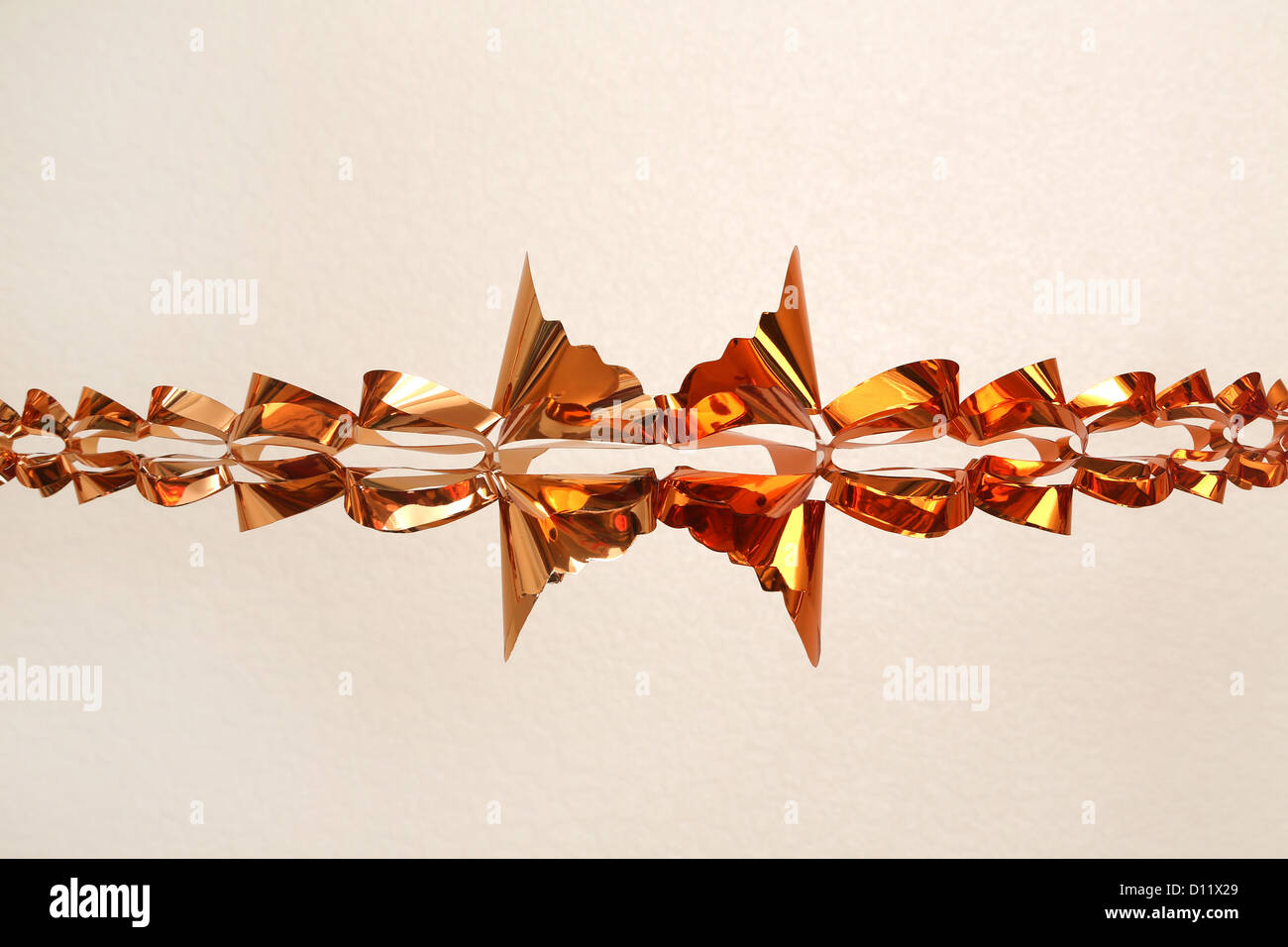 Kupfer farbigen Weihnachten Girlande Dekoration Stockfoto