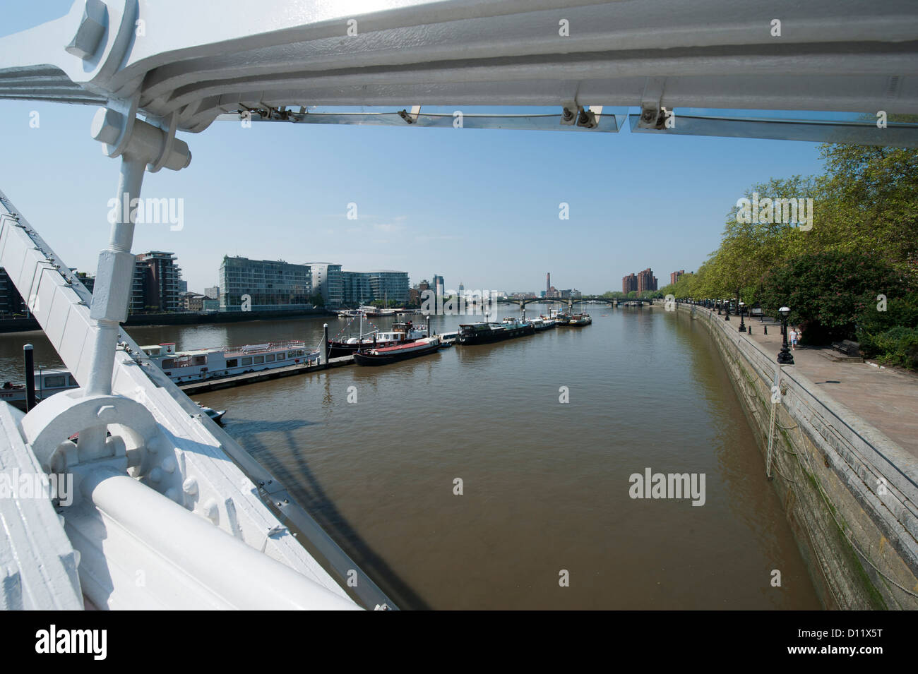 Blick von der Albert Bridge nach Westen, London. Stockfoto