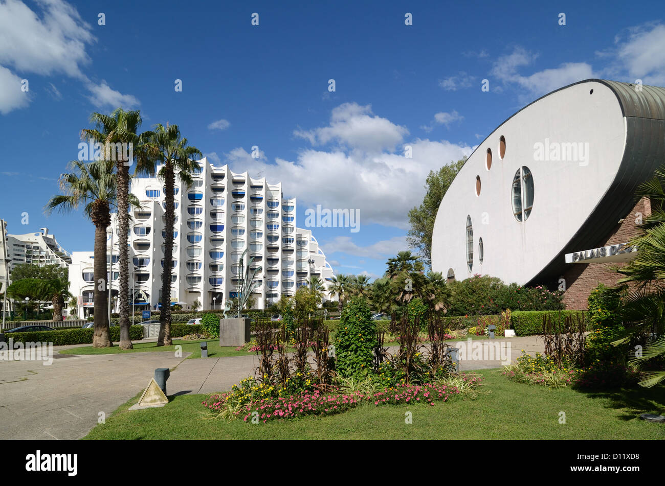 Modernistisches Fidji-Gebäude und das ovale oder eiförmige Palais des Congres (1983) in der Neustadt oder Resort-Stadt La Grande-Motte Hérault Frankreich Stockfoto