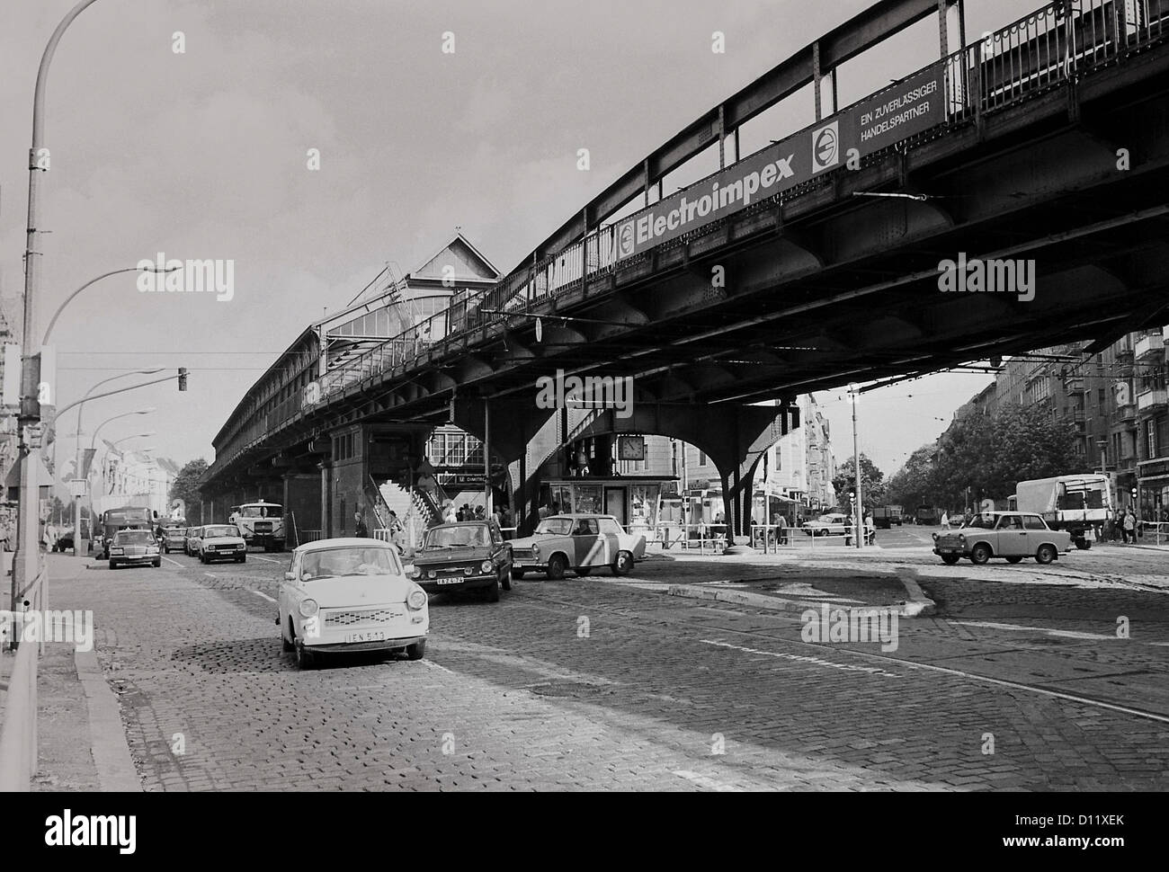 Berlin Ddr Strassenszene In Das Strassenbild In Der Schoenhauser Allee Stockfotografie Alamy