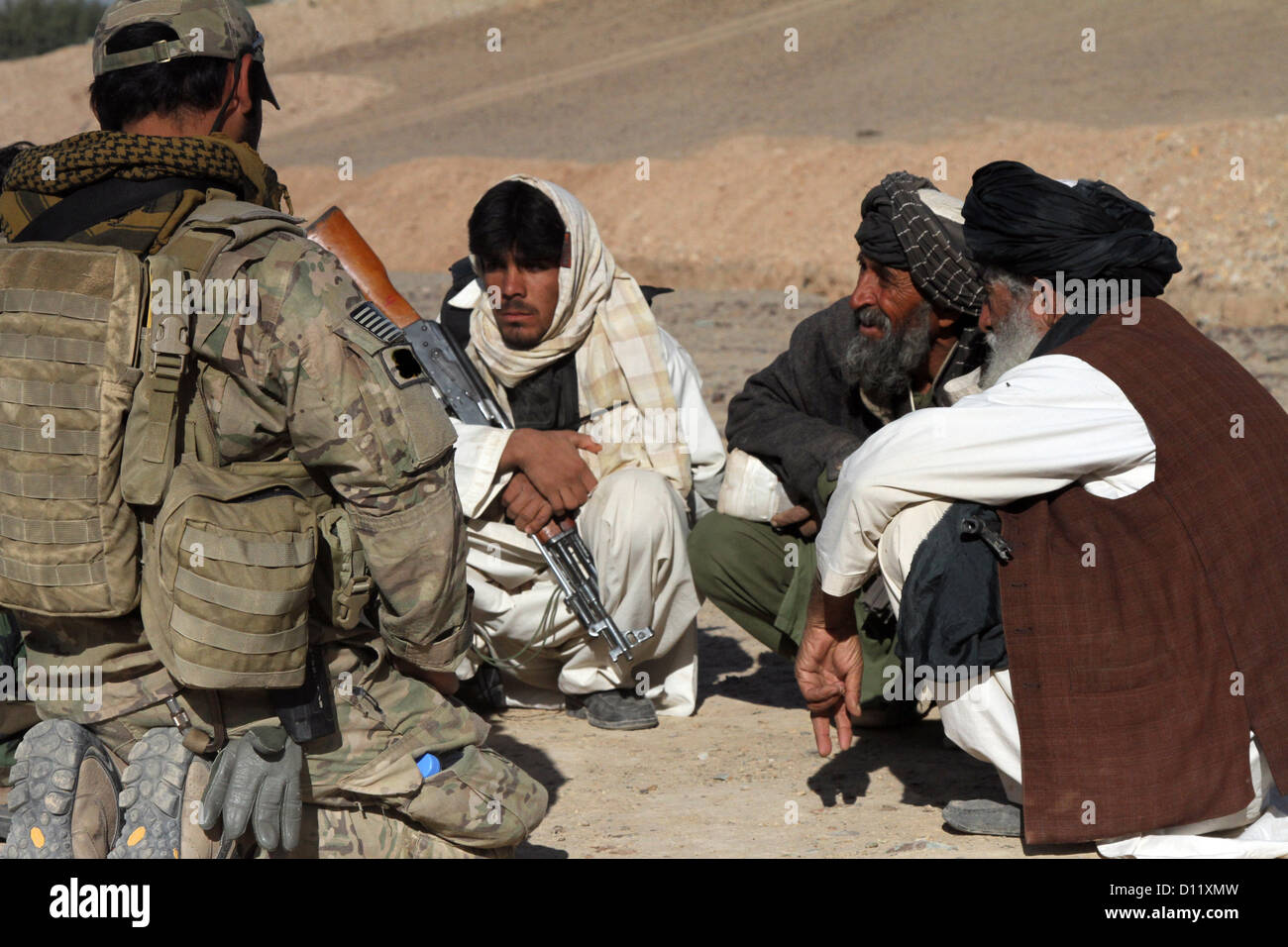 Eine Koalition Kraft Spezialoperationen Teammitglied berichtet afghanische Polizei Rekruten nach dem üben patrouillierenden Techniken Dez. 4, in der Provinz Farah. Die ALP Rekruten beteiligt patrouillieren Klasse als Teil ihrer Ausbildung zu zertifizierenden stellen Stockfoto