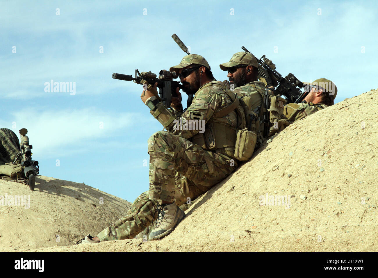 Koalition Kraft Spezialoperationen Teammitglieder mit Special Operations Task Force bieten Sicherheit, wie afghanische Polizei rekrutiert, wie sie patrouillierenden Techniken Dez. 4, in der Provinz Farah üben. Die ALP Rekruten teilgenommen patrouillieren Klasse im Rahmen Stockfoto