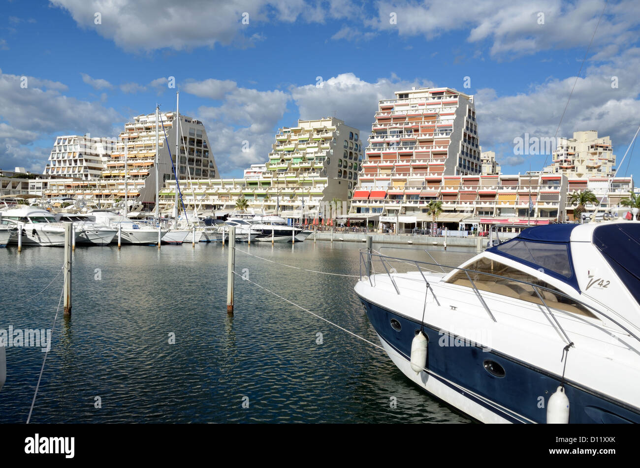 Moderne Ferienwohnungen oder Apartmentgebäude mit Blick auf den Hafen und den Kai im La Grande-Motte Tourist Resort Hérault Frankreich Stockfoto