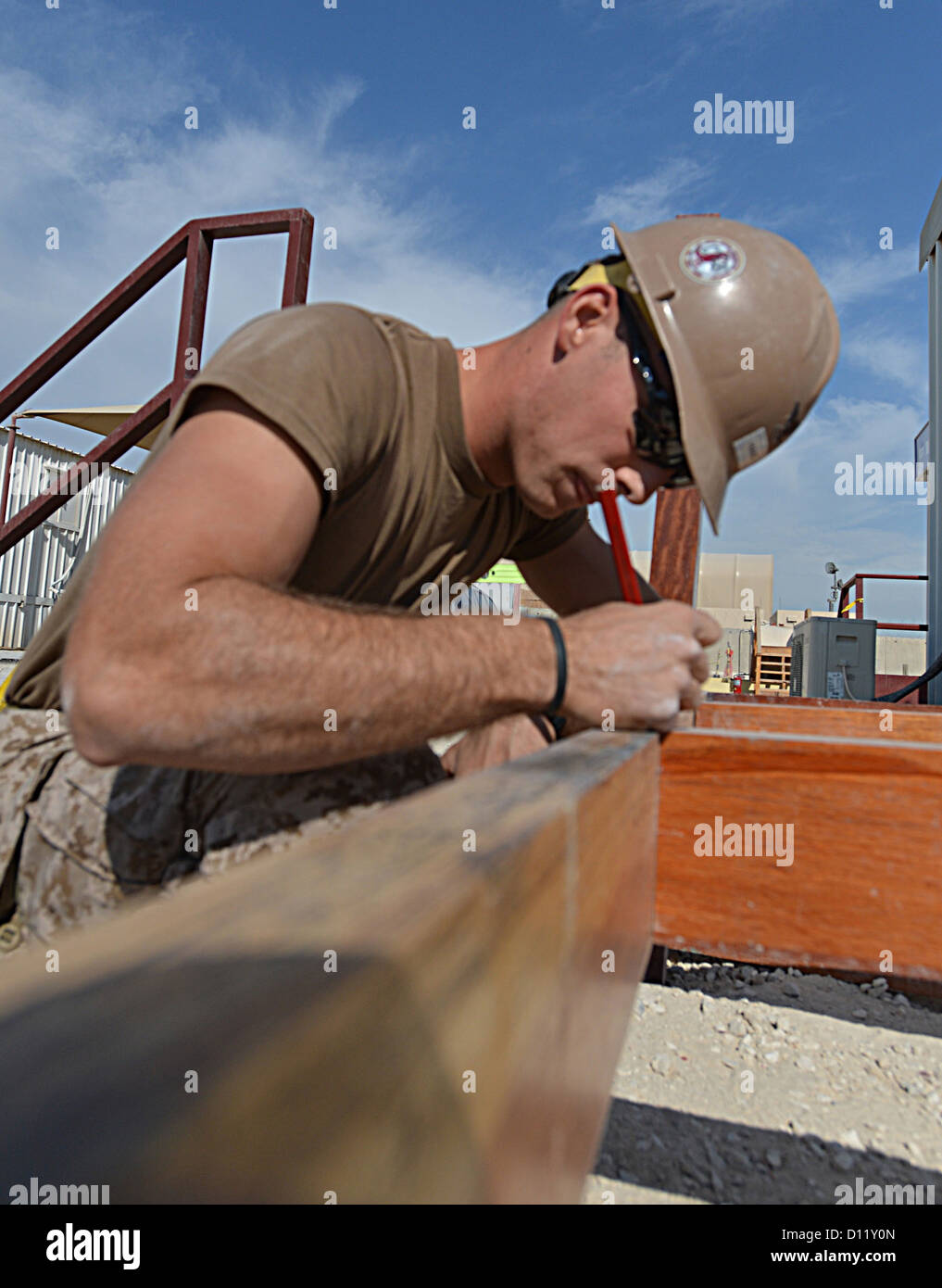 Stahl-Worker 3. Klasse Tyler Hand zugewiesen, Naval Mobile Bau Bataillon (NMCB) 133 Stockfoto