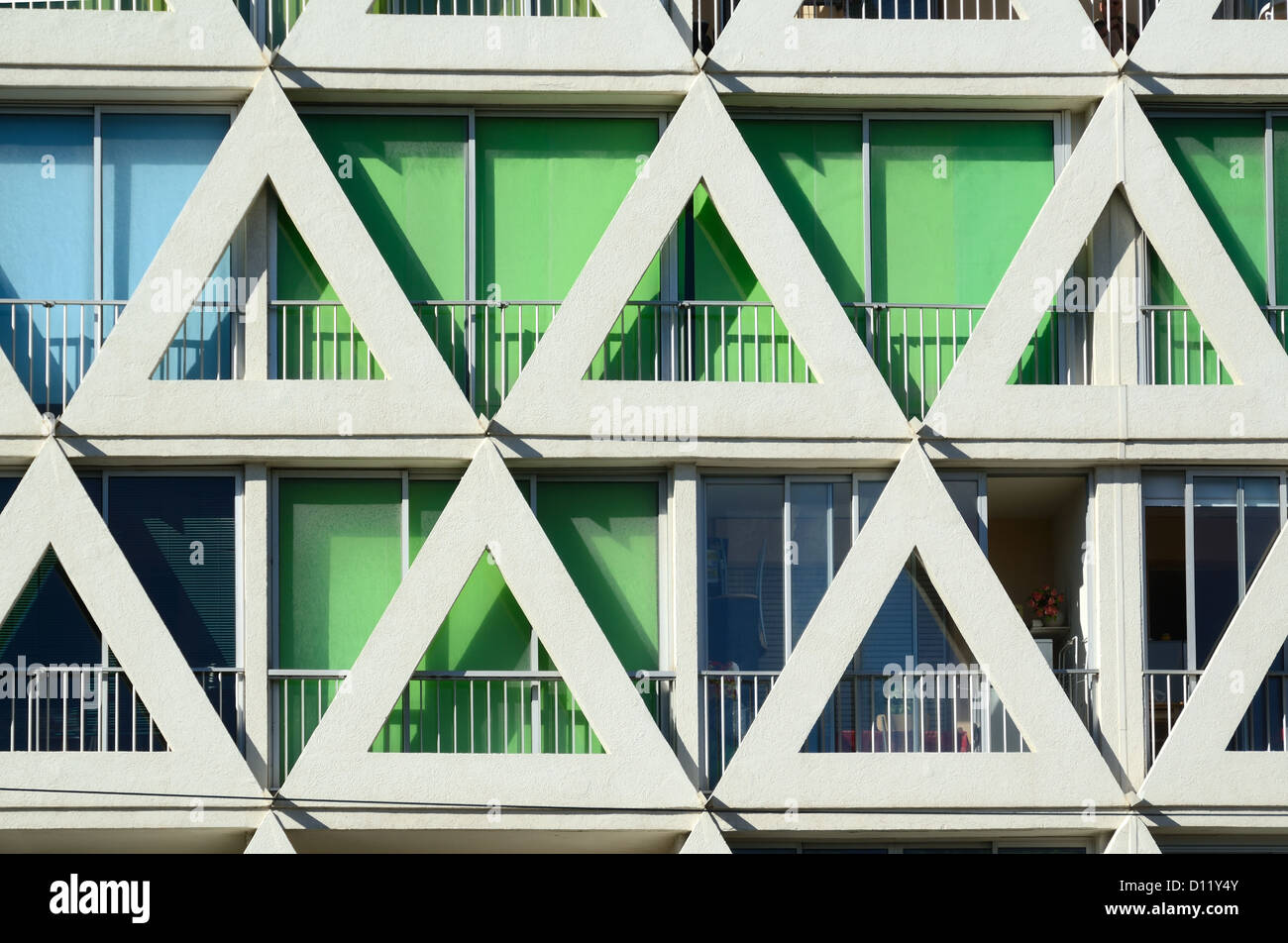 Dreieckige Fassade Les Voiles Blanches Ferienwohnungen, Moderne Architektur in Resort-Stadt La Grande-Motte Hérault Frankreich Stockfoto