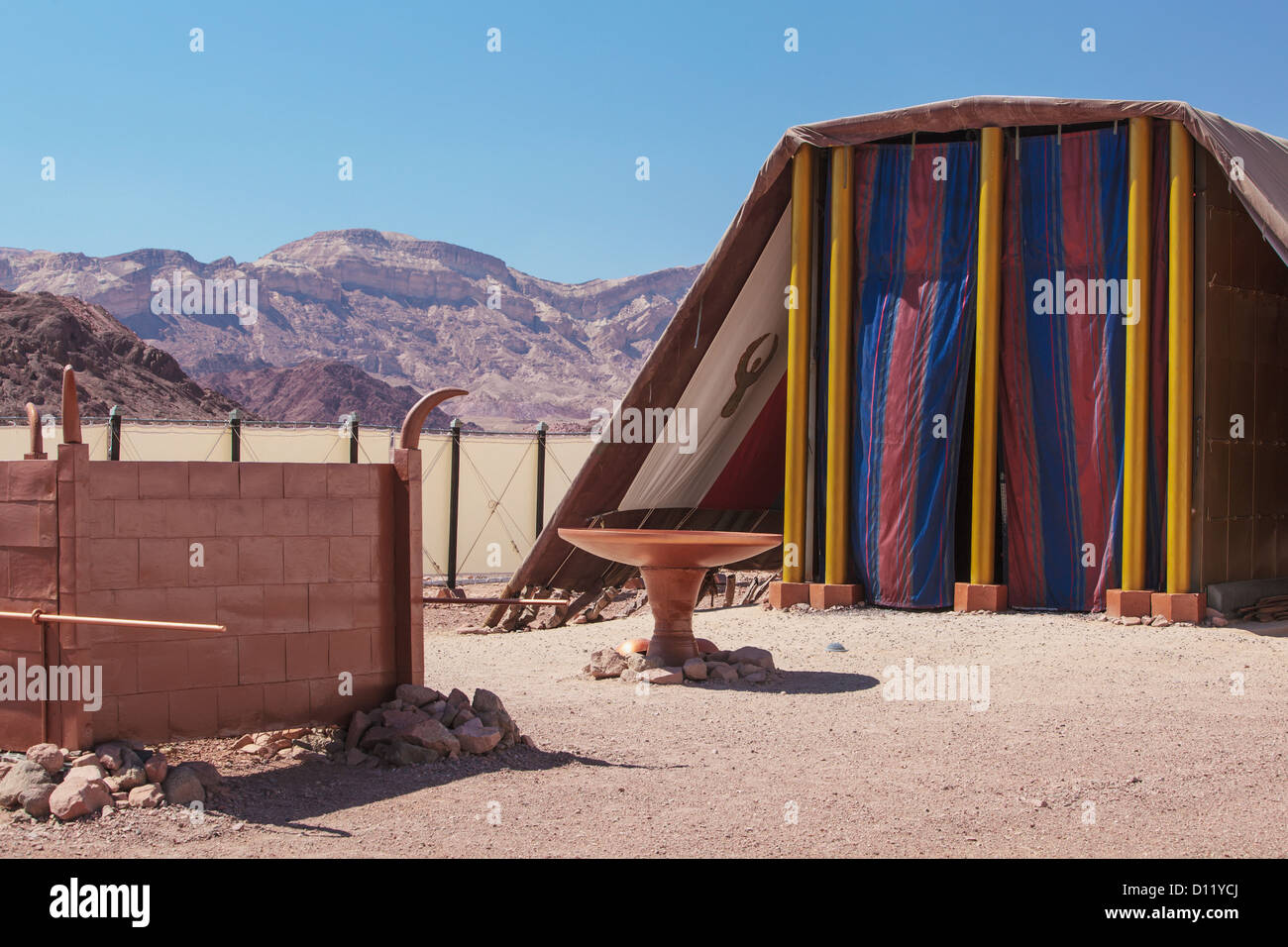 Replik des Zeltes der Begegnung und Bronzealtar und Laver; Timna Park Araba Israel Stockfoto