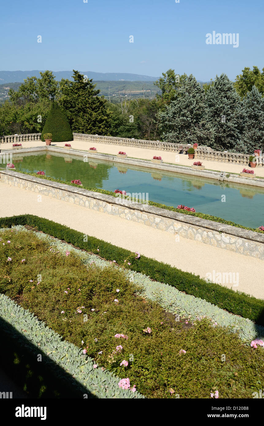 Wasser-Garten und Pool Château d'Arnajon (c17th) und Ansicht des Luberon Hügel Le Puy-Sainte-Réparade Provence Frankreich Stockfoto
