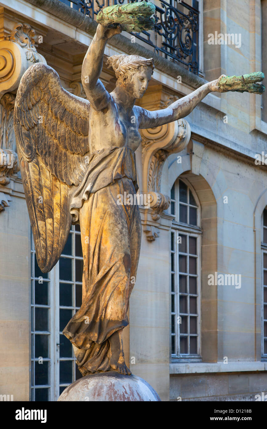 Der Sieg allegorische Statue im Innenhof des Hotel Carnavalet - jetzt das Museum der französischen Geschichte, Les Marais, Paris Frankreich Stockfoto