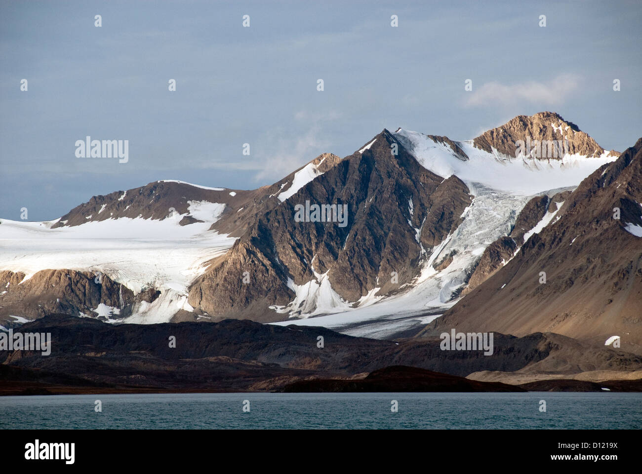 Berge, Fjorde und Gletscher Ahlstrandodden Spitzbergen-Norwegen Stockfoto