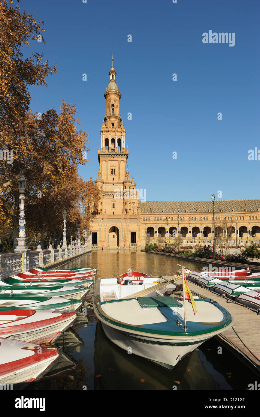 Boote In einem Kanal am Plaza De Espana. Sevilla Andalusien Spanien Stockfoto