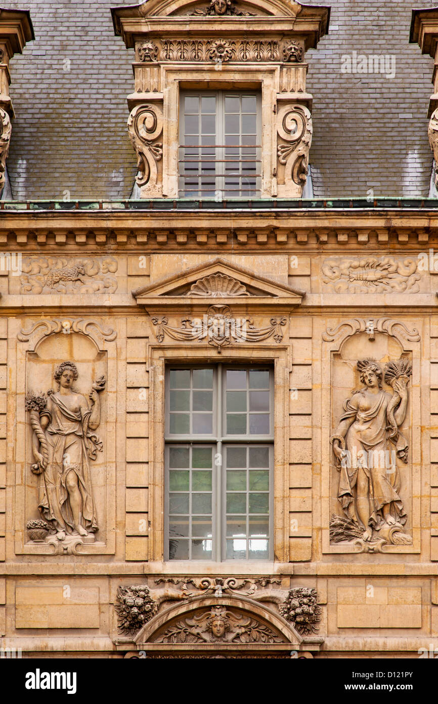 Architektonische Details auf Hotel de Sully in Les Marais, Paris Frankreich Stockfoto