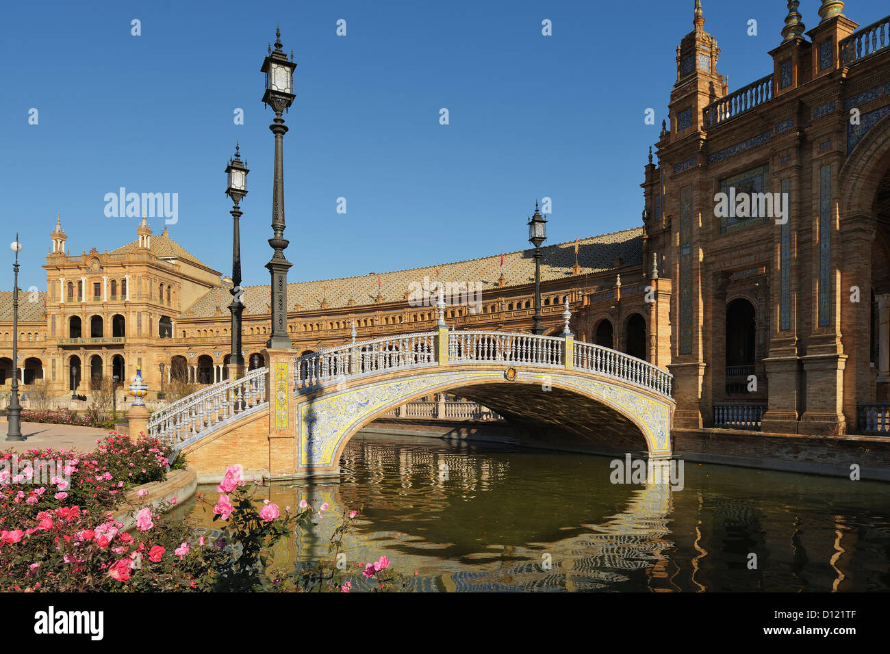 Eine Brücke über eine Wasserstraße an der Plaza De Espana; Sevilla Andalusien Spanien Stockfoto