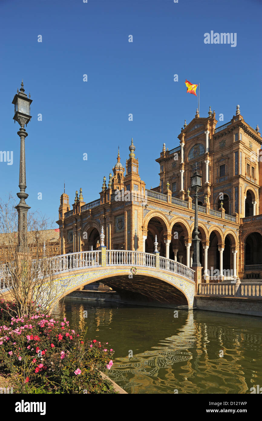 Eine Brücke über eine Wasserstraße an der Plaza De Espana; Sevilla Andalusien Spanien Stockfoto