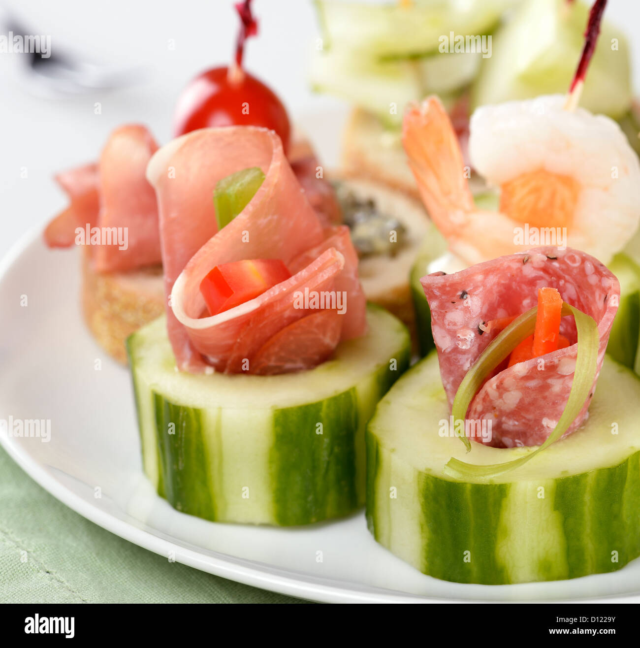 Vorspeisen mit geräuchertem Fleisch, Meeresfrüchten und Gemüse Stockfoto