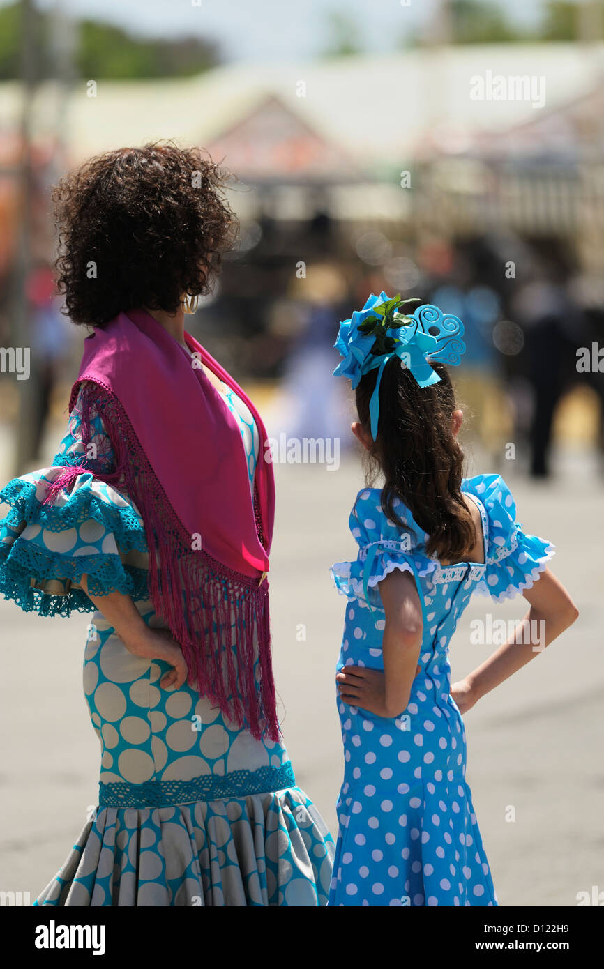 Eine Frau und Mädchen verkleidet für die Feria de Abril; Sevilla Andalusien Spanien Stockfoto