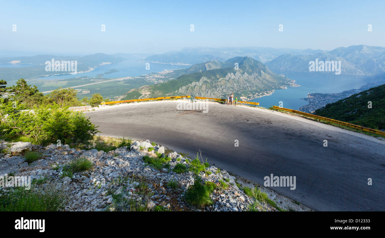 Bucht von Kotor Sommer nebligen Morgen Blick von oben und Familie unterwegs (Montenegro) Stockfoto