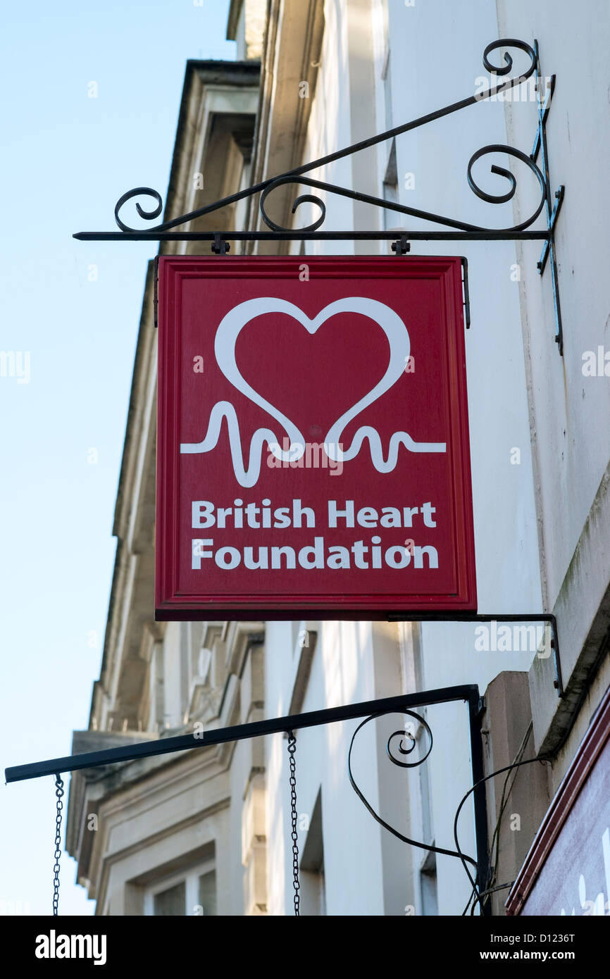 Blickte zu British Heart Foundation Charity Shop Overhead hängen Schild mit logo Stockfoto