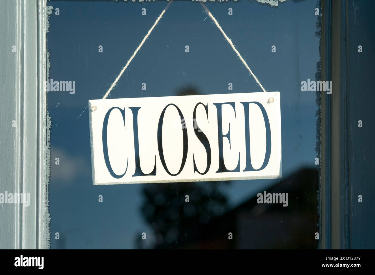 Geschlossene Schild hängen in UK-Schaufenster Stockfoto