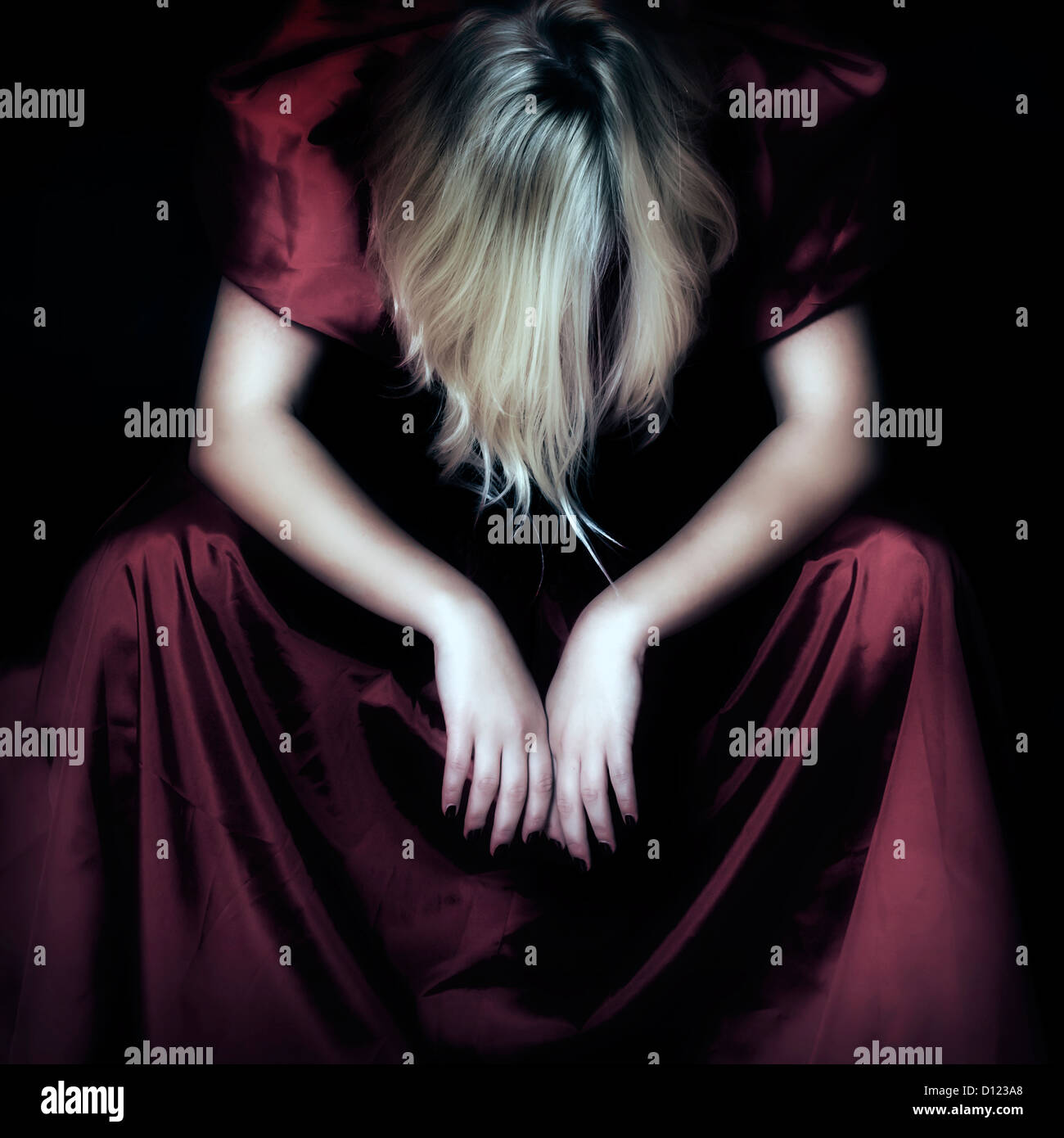 eine Frau in einem roten Kleid völlig erschöpft Stockfoto