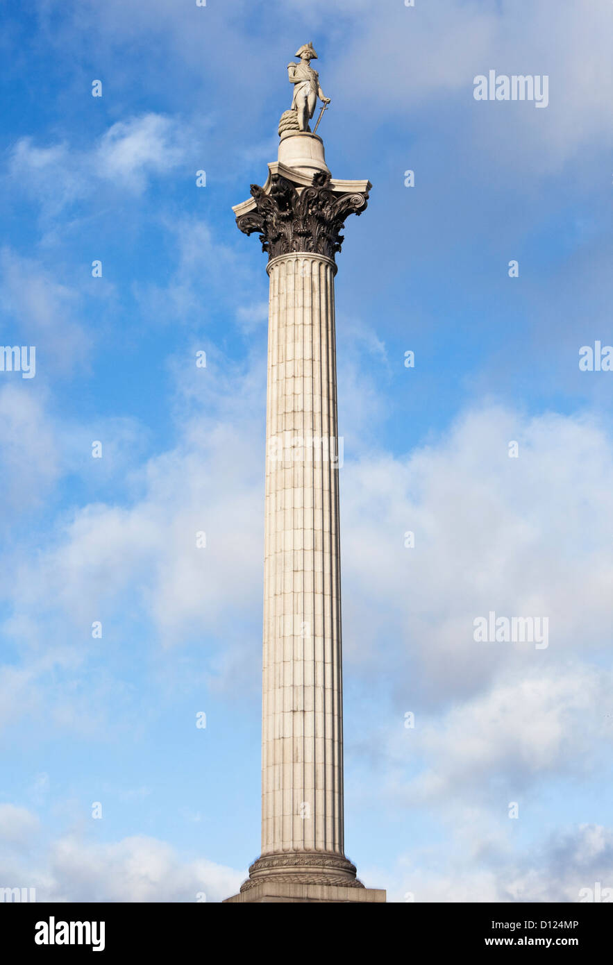 Nelson Säule mit der Sandstein Statue von Lord Horatio Nelson, Trafalgar Square, London, England, UK Stockfoto