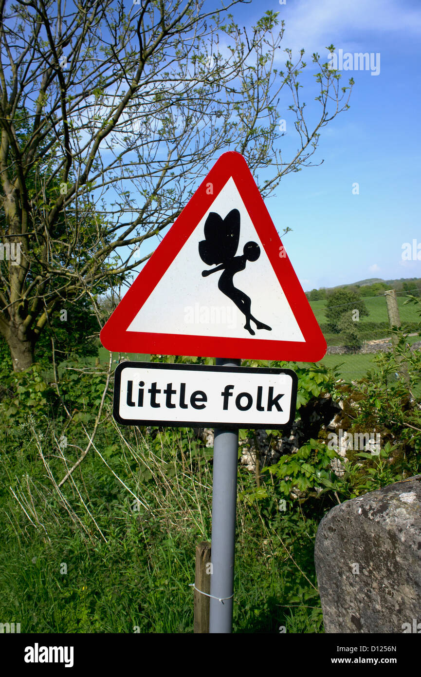 Schild mit der Aufschrift Vorsicht bei wenig Folk; Sedgwick Cumbria England Stockfoto