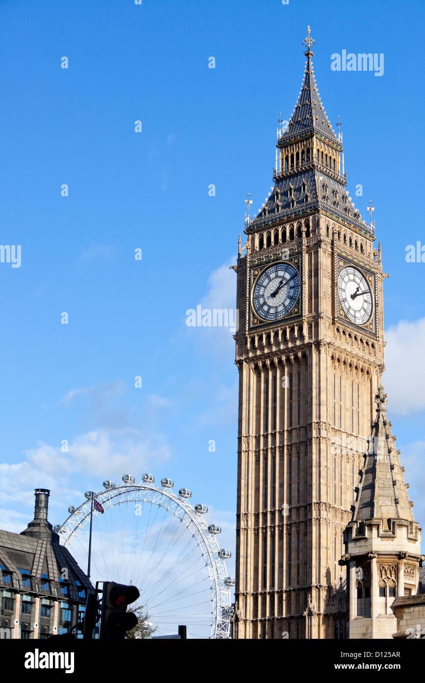 Elizabeth Tower (aka Big Ben) und das London Eye Riesenrad in die Ferne, London, England, UK. Stockfoto