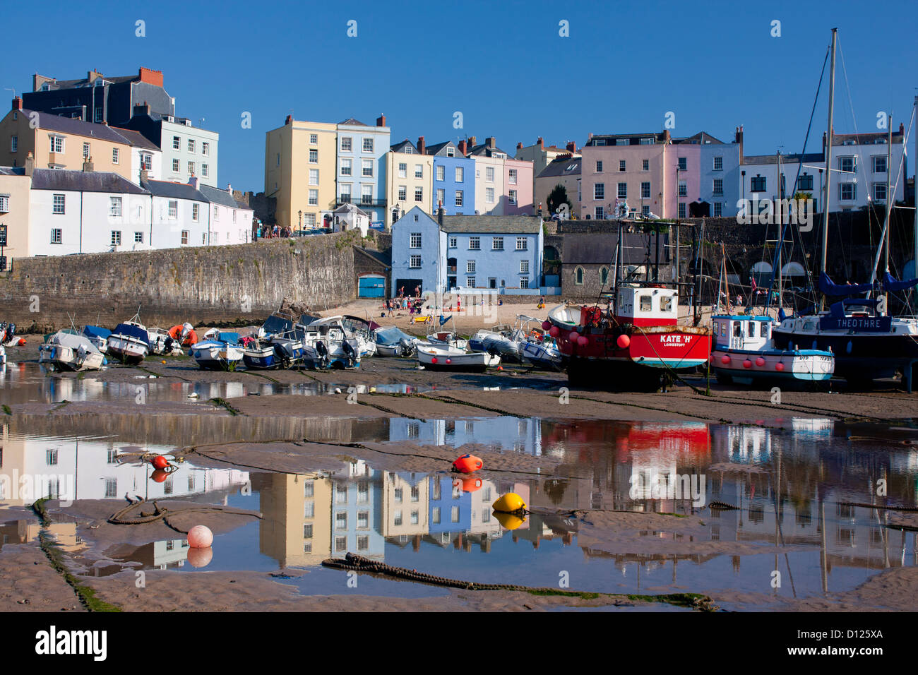 Tenby Hafen bei Ebbe mit Pastell farbigen Häuser spiegelt sich im Wasser Tenby Pembrokeshire South Wales UK Stockfoto