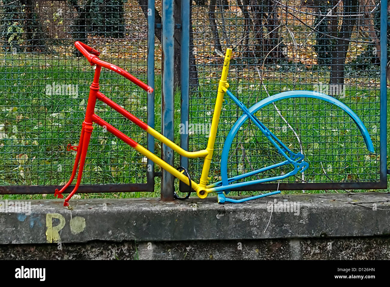 Rennrad-Rahmen in den Farben der rumänischen Flagge gemalt und durch ein Radfahrer-Fan ausgesetzt. Stockfoto