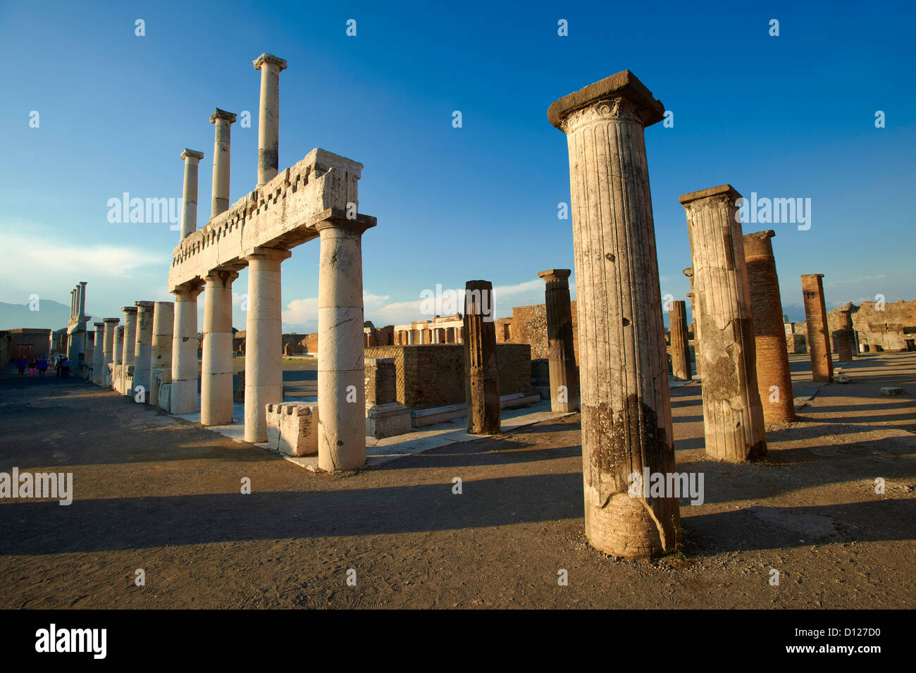 Doric & korinthischen Säulen des römischen Colonade im Forum von Pompeji. Stockfoto