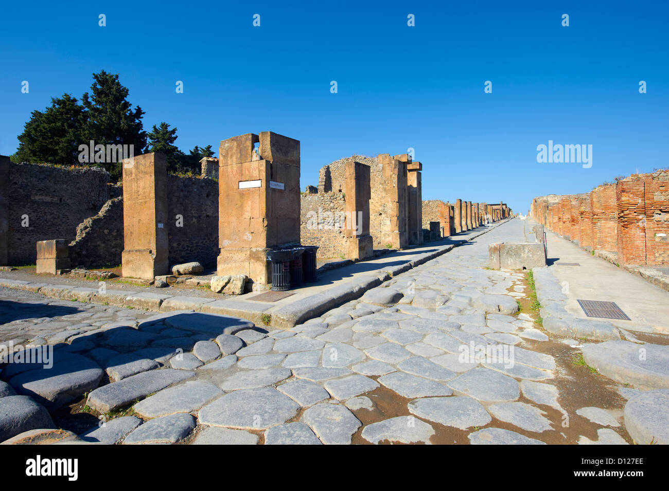 Straße der Ausgrabungsstätte von Pompeji. Stockfoto