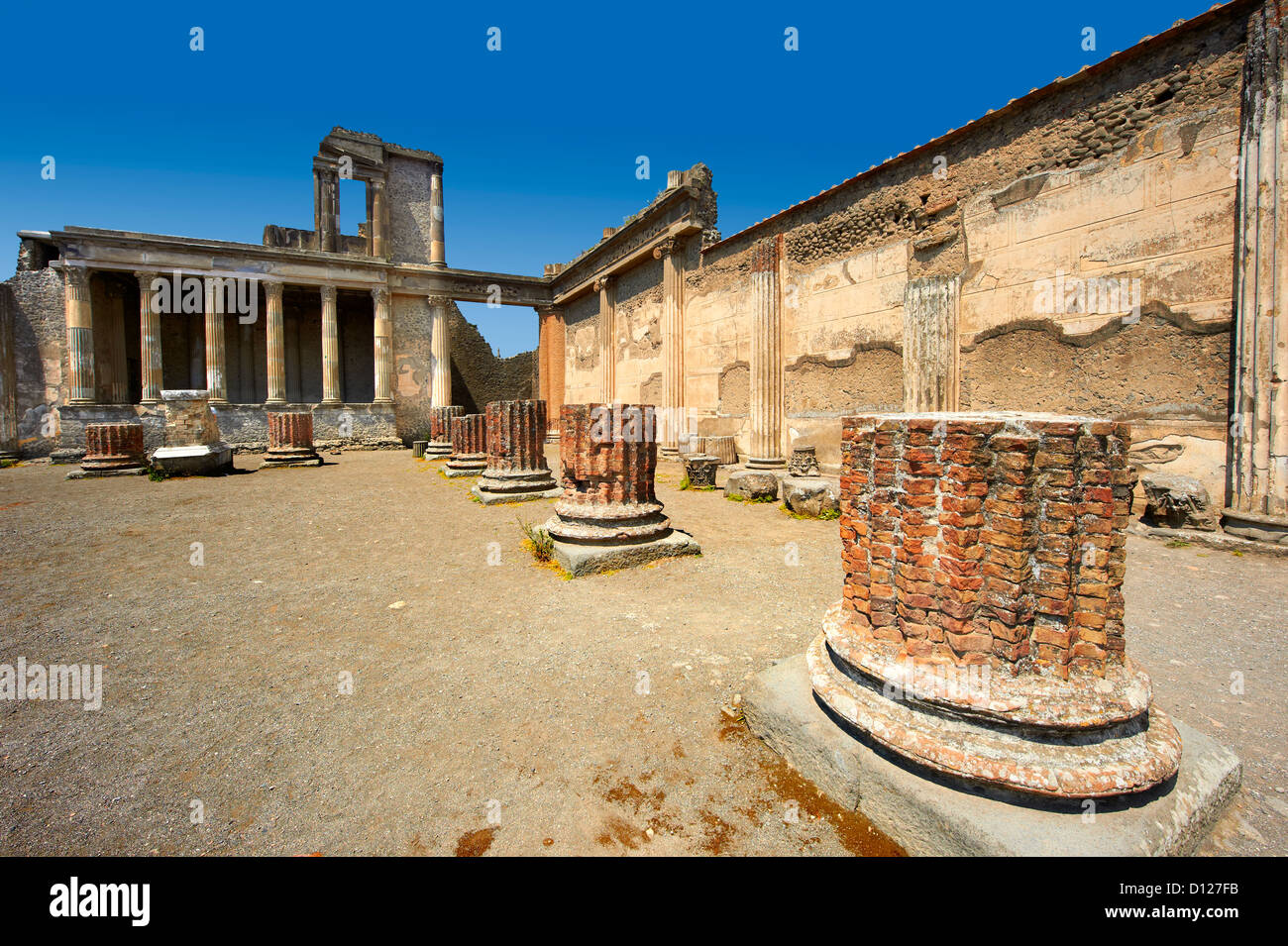 Die Spalten der 2 Cent. V. Chr. römische Basilika von Pompeji, Italien Stockfoto
