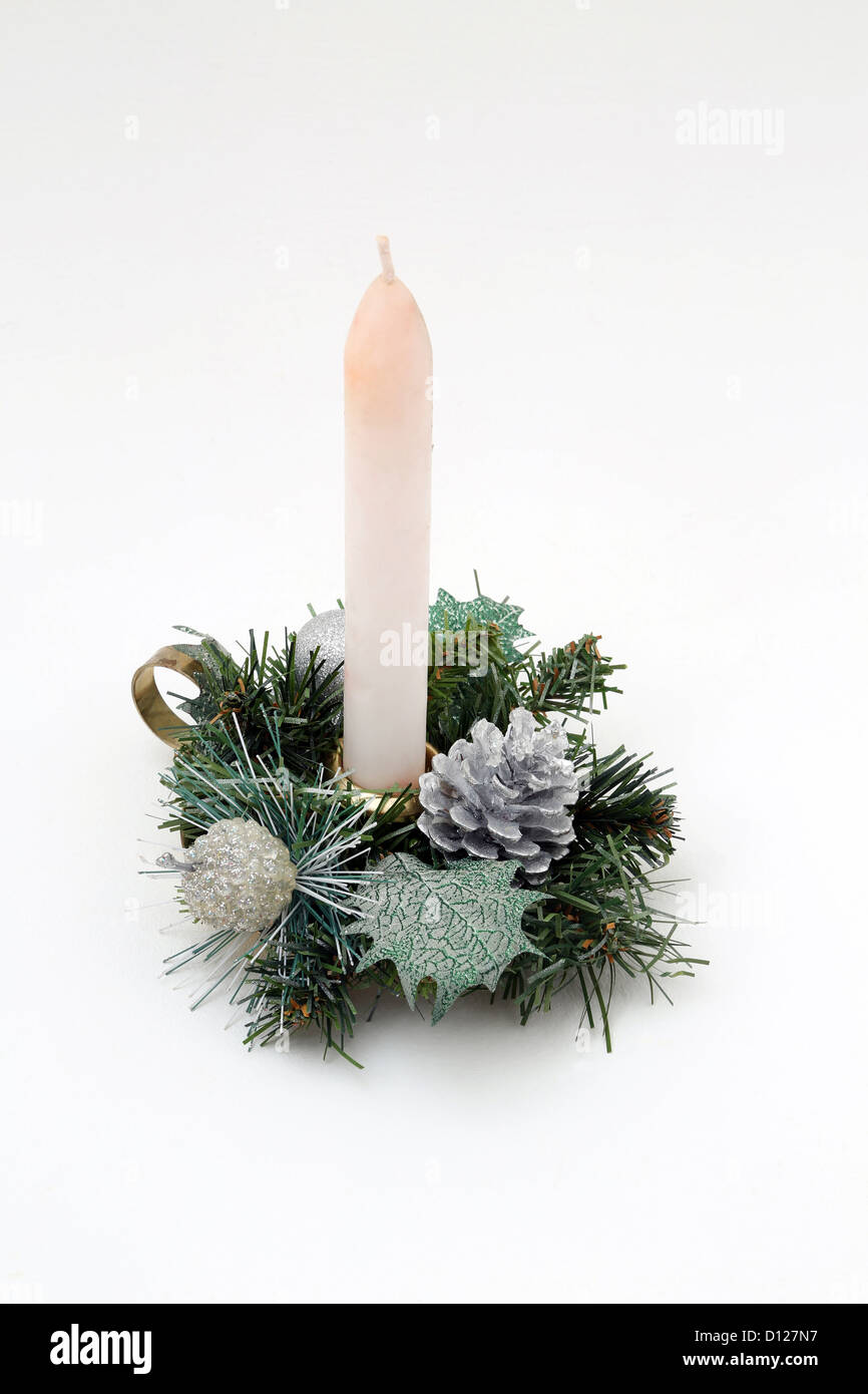 Kerze-Halter-Weihnachts-Dekorationen mit weißen Kerzen Stockfoto