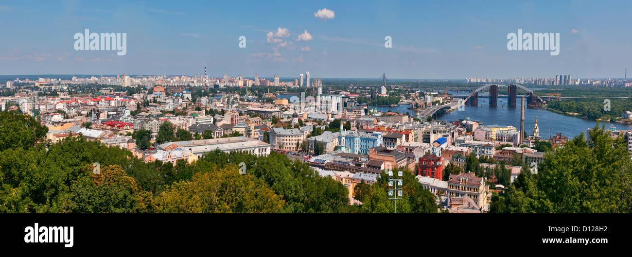 Kiew Stadtbild Panorama. Blick über den Stadtteil Podil und Dnjepr. Ukraine. Stockfoto