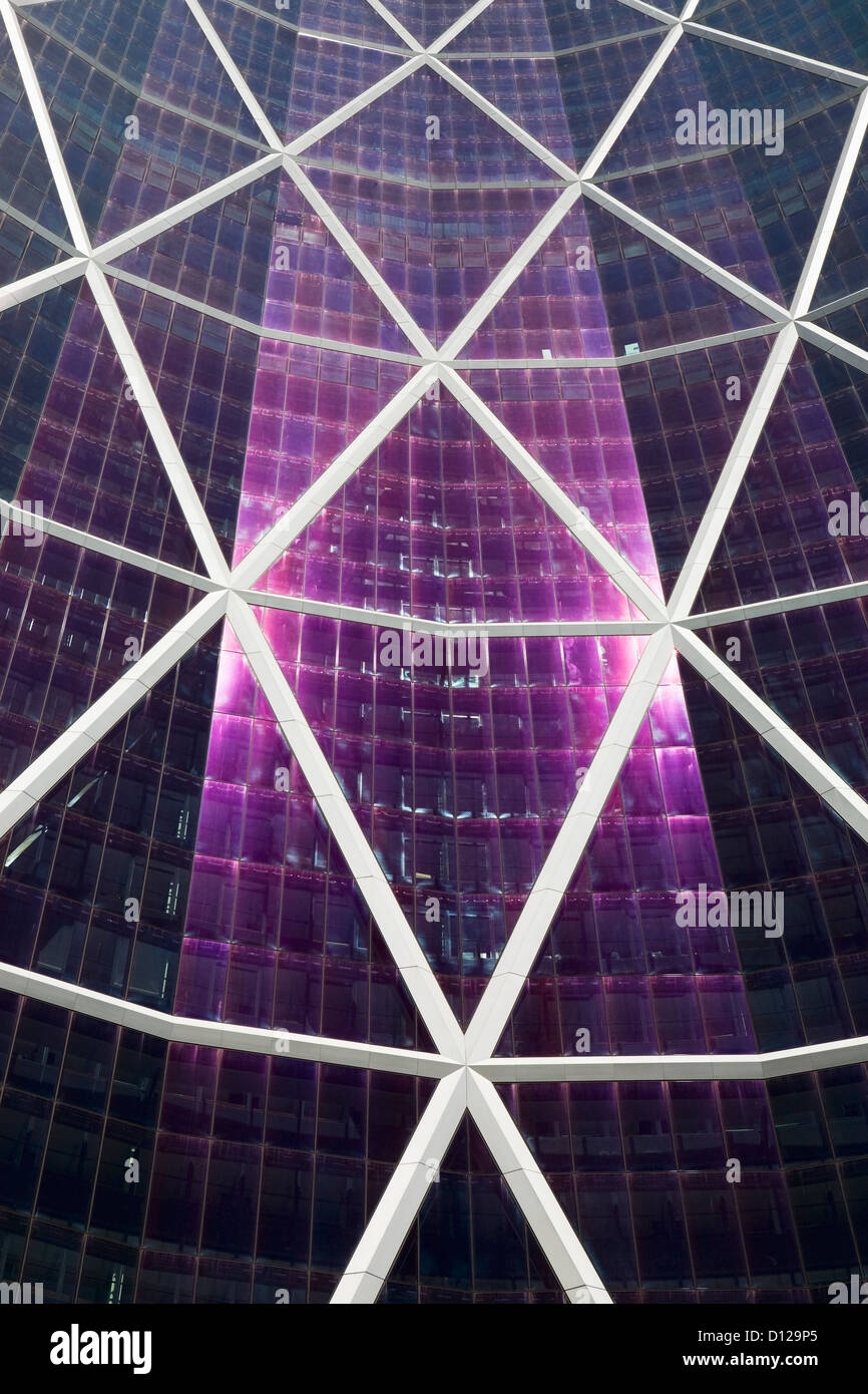Detail eines Glas-Gebäudes spiegelt die Sonne mit Diamond Design Metall außen; Calgary Alberta Kanada Stockfoto
