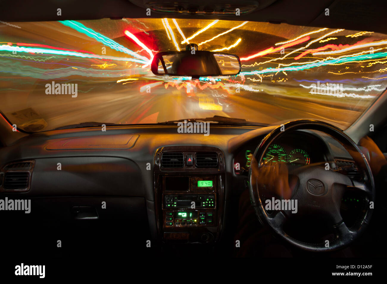 Trinken Sie, fahren, Aufnahme des Innenraum nachts zu bewegen, mit Lichtern streaming vorbei um zu veranschaulichen den Einfluss von Alkohol oder Drogen am Steuer Stockfoto