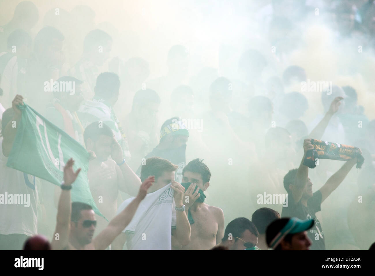 Sevilla, Spanien, Fans zünden eine Rauchgranate Stockfoto