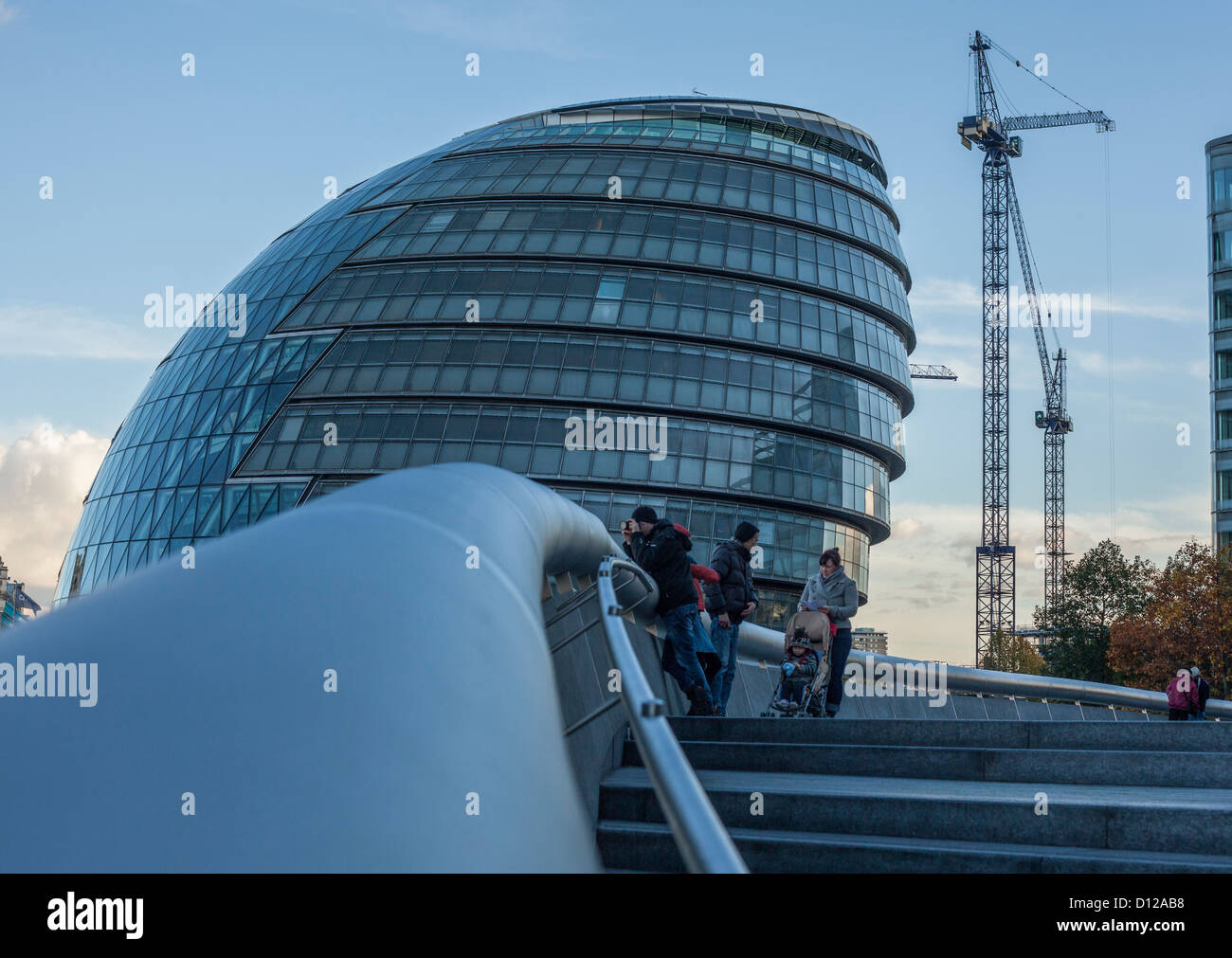London-Rathaus mit geschwungenen Treppen und Zuschauer Stockfoto
