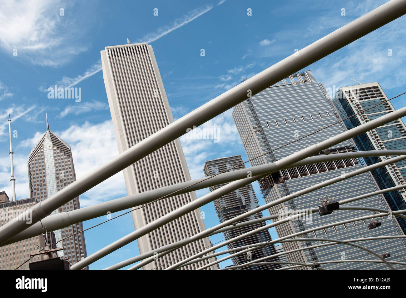 Wolkenkratzer, die durch einen grauen Metallgeländer betrachtet; Chicago Illinois Vereinigte Staaten von Amerika Stockfoto