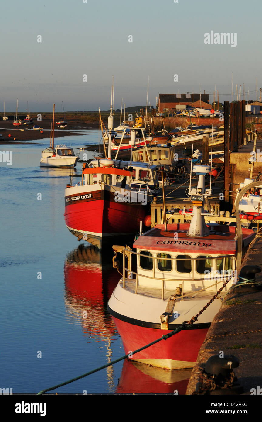 Festgemachten Fischerei- und Boote, warten auf die Flut im Hafen von Wells-Next-the-Sea. Stockfoto