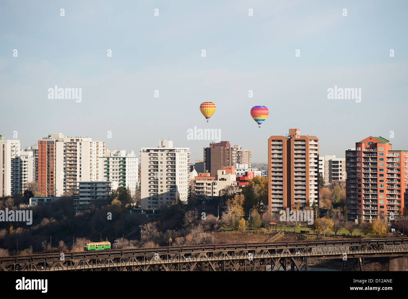 Bunte Heißluftballons am Himmel über dem Gebäude; Edmonton Alberta Kanada Stockfoto