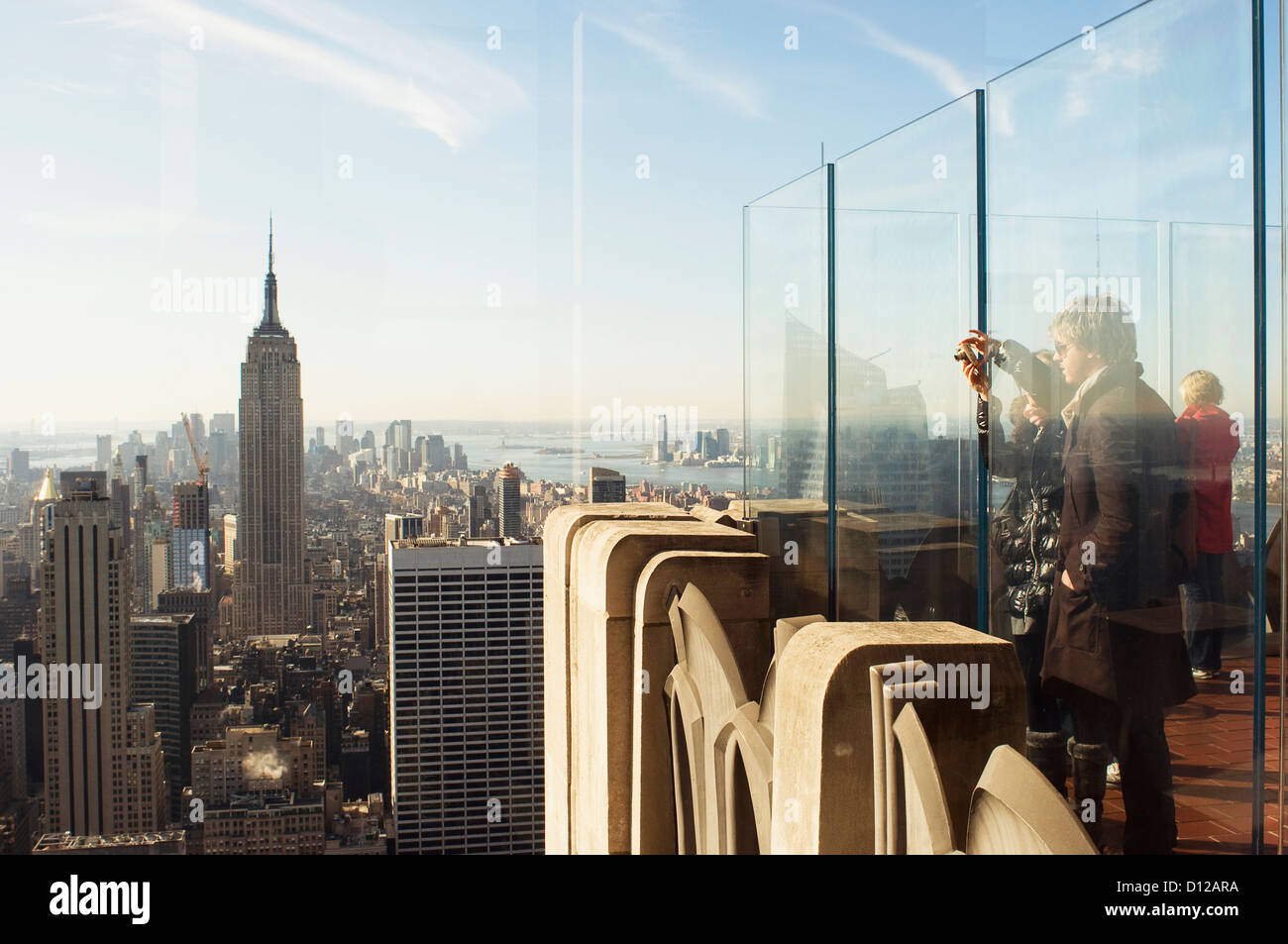 Touristen stehen auf "Rock'Blick nach Süden am Empire State Building Stockfoto