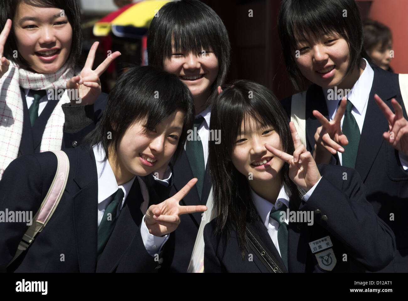 Schulmädchen posiert für Fotos Tokio Japan Stockfoto