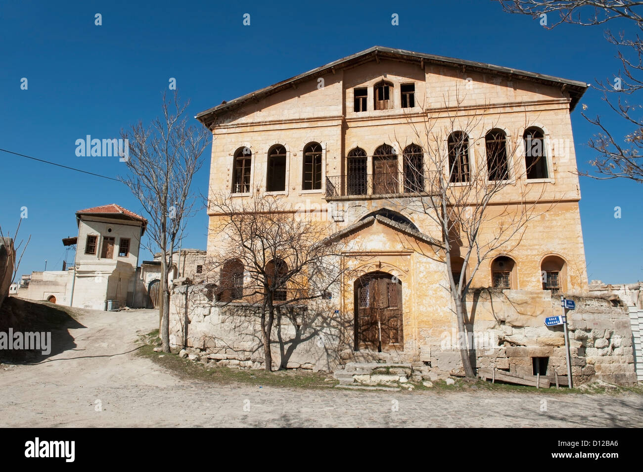 Ein Gebäude mit einer hölzernen Tür; Mustafapasa Nevsehir, Türkei Stockfoto